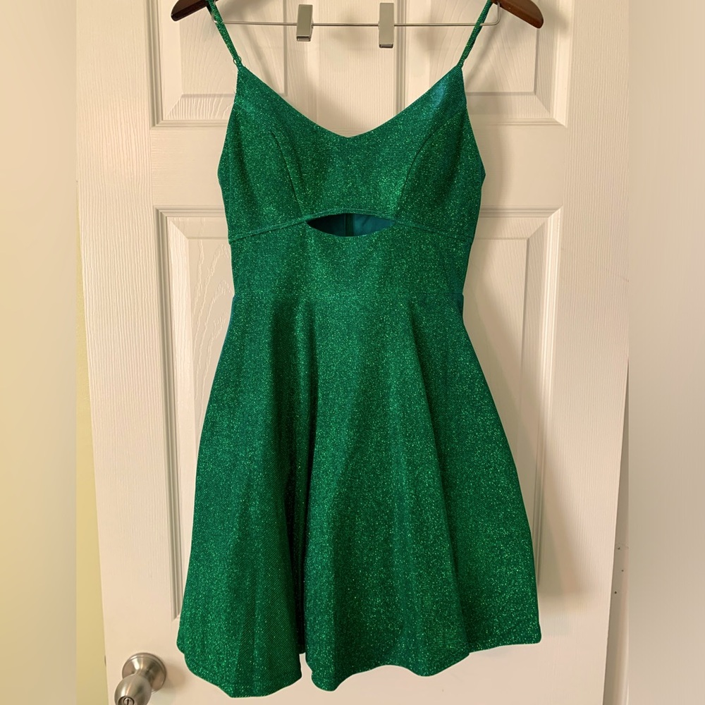 Dillard’s City Vibe Green Shimmery Cocktail Dress w/Cut out. Juniors size 7.